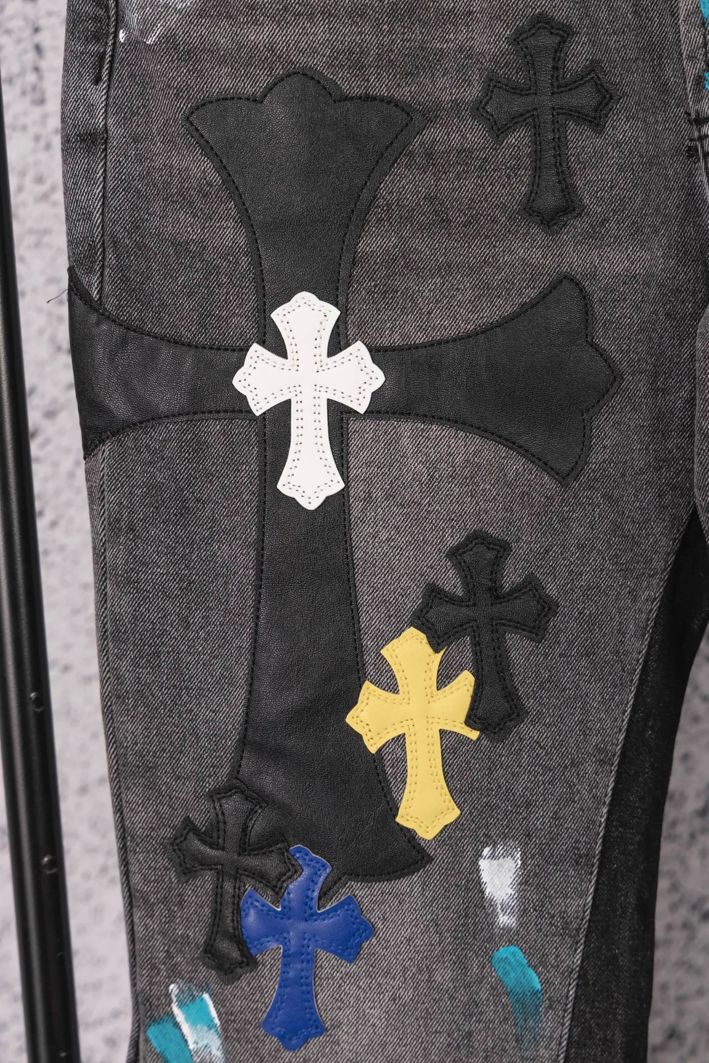 P330 CH Chromehearts colorful spliced ​​cross patch leather retro hand-painted splash-ink jeans, counter price 34W level, patch cross flower embellishment, washed jeans! ! An absolutely high-end luxury product, a 1.9W-level god-level single product, a super popular product, made by top heavy industry, a magic weapon that cannot be missed! [About Zangyin] This is an extremely luxurious fashion brand that can also be called the aristocracy of the high street. It has always been an exclusive brand for some hipsters or rich second generations. Compared with ordinary high streets, it is more luxurious and noble. Compared with luxury brands, it is more fashionable and individual. It has always been a brand that I have a special liking for. [Top heavy industry fashion design] Consistently high-street luxury style. Speaking of this style, the Zangyin family and GU family are definitely the leading representative brands. Especially the Zangyin family has really achieved a state-of-the-art effect in creating high-street style. The unique washed material is used to create this style. The color system is already quite eye-catching. After it is decorated with patchwork cross flowers, it cleverly highlights the charm of the brand. Secondly, this style uses classic The high-waist cutting design highlights the long legs and fashionable temperament of the upper body. The brand is highly recognizable and the slim fit configuration is more suitable for daily wear. It is a product that interprets personality, fashion, and specifications at a glance. This single product is enough to make any fan excited. It can be a white T-shirt for a youthful college style, or a tight suspender for a royal style. It has strong matching ability and can be easily controlled by men.  [Materials and craftsmanship] Needless to say, this point goes without saying. As an excellent craftsman brand, Zangyin’s requirements for details and craftsmanship are really perfect. The washed color of this model has gone through so many processes, not to mention the embellishment of denim appliques. It is also purely hand-made and sewn. Just like what they believe in, only hand-made things have soul and have the meaning of wear. A top-notch heavy-duty fashionable denim item, I look forward to your perfect interpretation! !  Color: black gray Size: 28-36